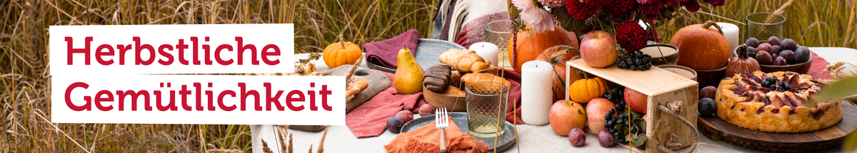 KI-generierte Beschreibung: Herbstliche Gemütlichkeit mit Kürbissen, Trauben und Brot. Text: "Herbstliche Gemütlichkeit".