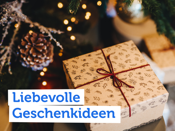 Menschen grillen und stoßen an. Text: "Alles für die Grillsaison".