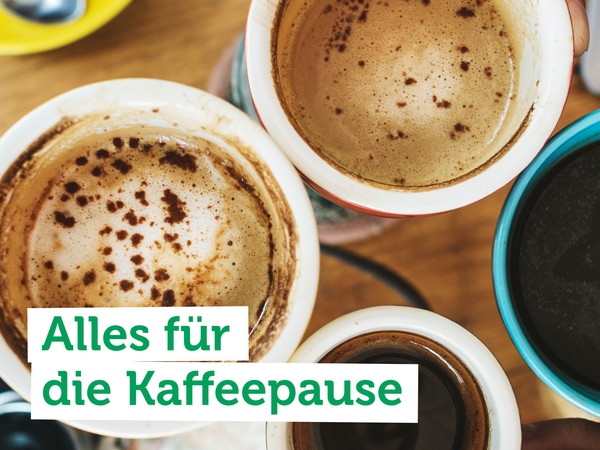 KI generiert: Verschiedene Kaffeegetränke in Tassen aus der Vogelperspektive. Text: "Alles für die Kaffeepause".