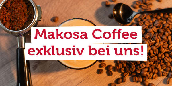 KI generiert: Ein Kaffee, Kaffeebohnen und Siebträger. Text: "Makosa Coffee exklusiv bei uns!"