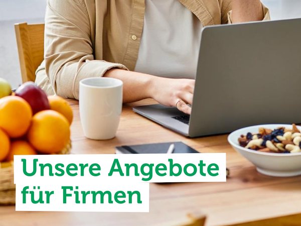 Person am Laptop, Obst, Notizbuch und Snacks am Tisch. Text auf dem Bild: "Alles für's Büro".